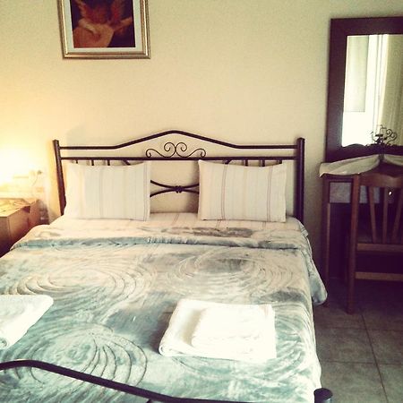 Guesthouse Adonis Káto Loutrákion Exteriör bild