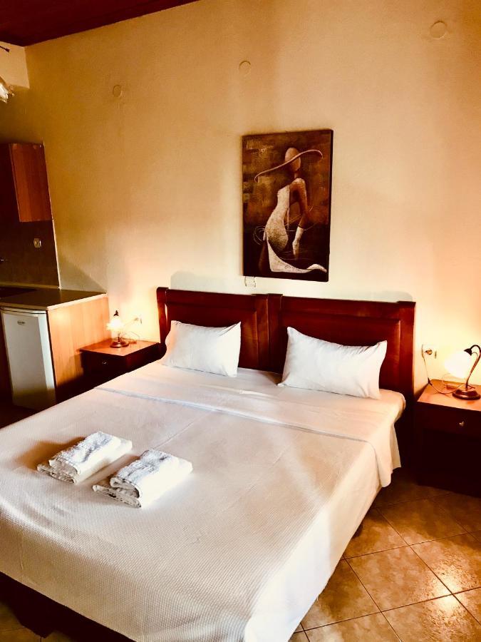 Guesthouse Adonis Káto Loutrákion Exteriör bild