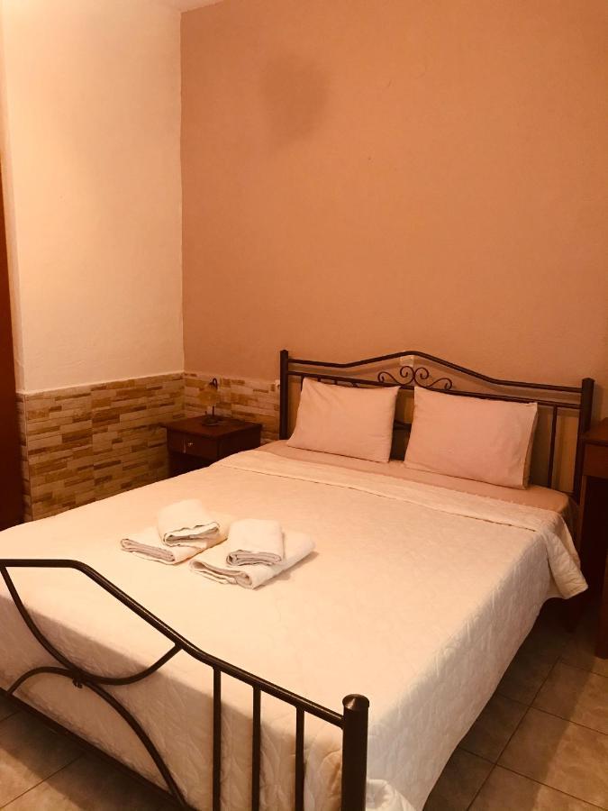 Guesthouse Adonis Káto Loutrákion Exteriör bild