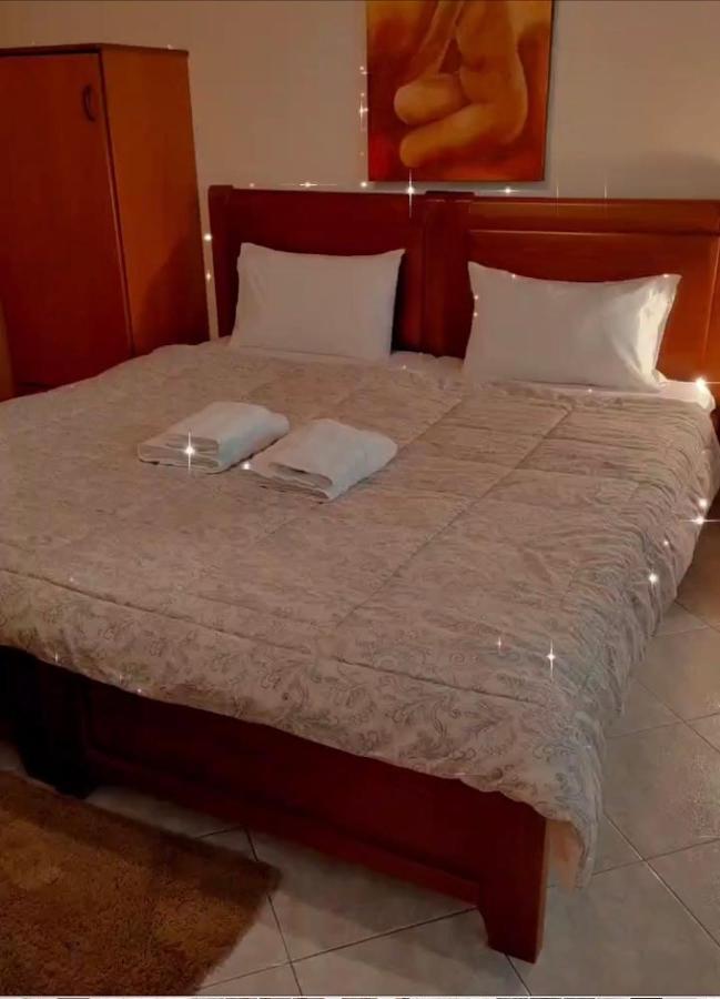 Guesthouse Adonis Káto Loutrákion Exteriör bild
