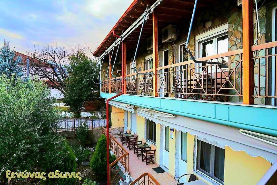 Guesthouse Adonis Káto Loutrákion Exteriör bild