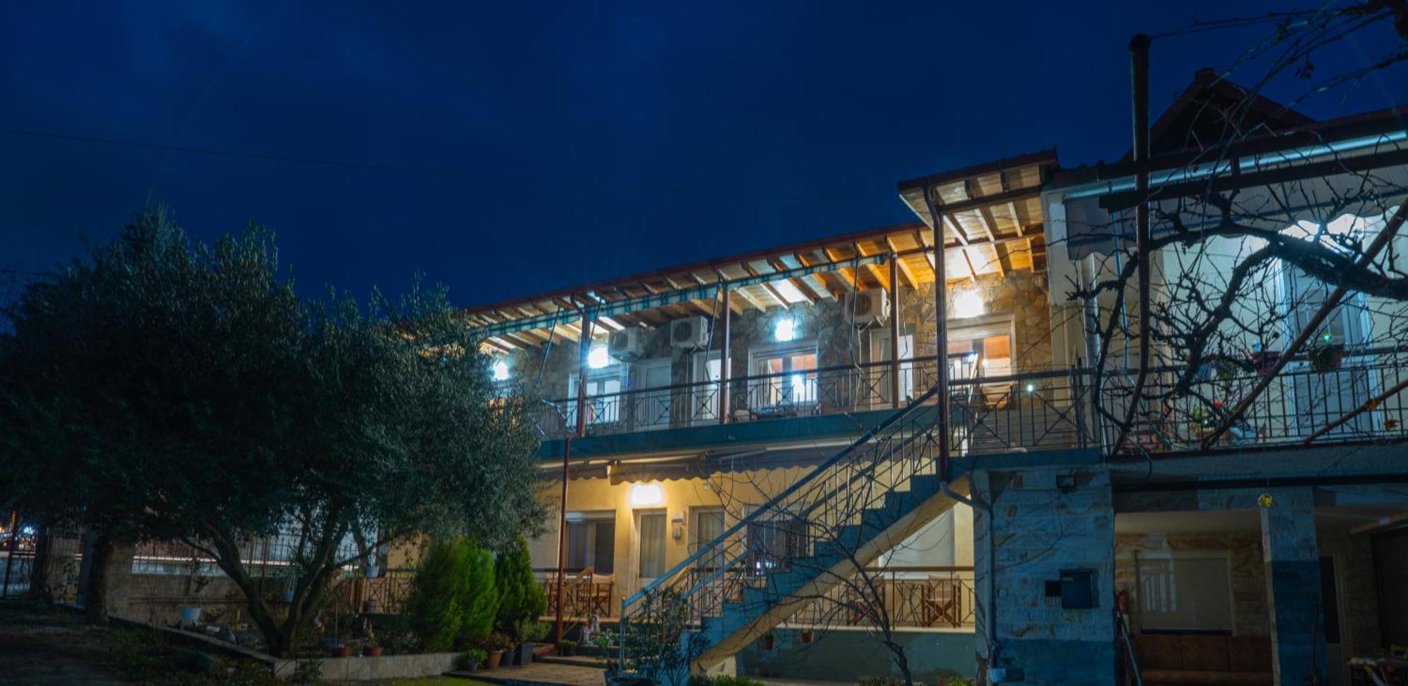 Guesthouse Adonis Káto Loutrákion Exteriör bild