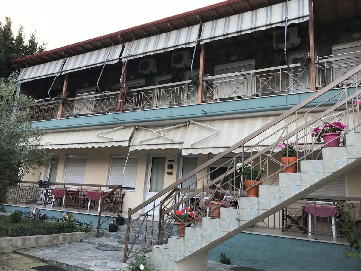 Guesthouse Adonis Káto Loutrákion Exteriör bild