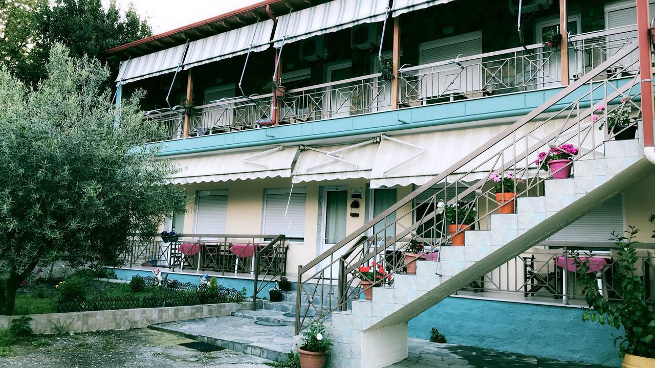 Guesthouse Adonis Káto Loutrákion Exteriör bild