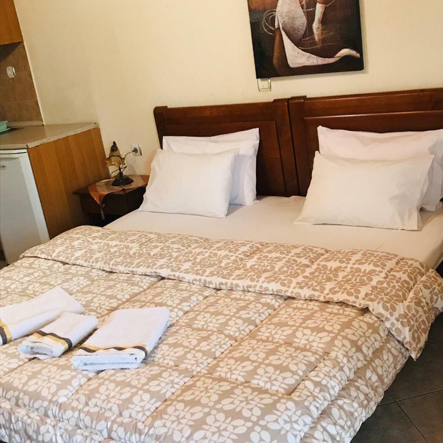 Guesthouse Adonis Káto Loutrákion Exteriör bild