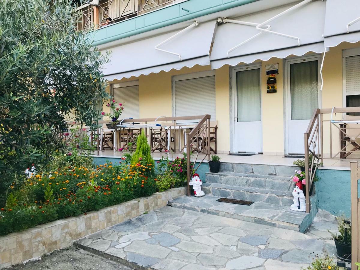 Guesthouse Adonis Káto Loutrákion Exteriör bild